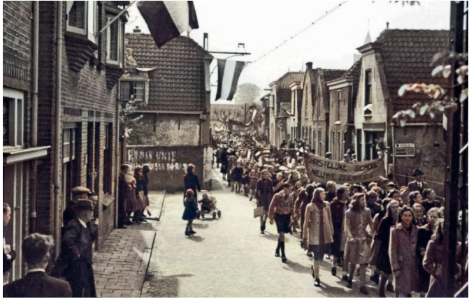 Bevrijdingsoptocht op de Zeestraat - 7 mei 1945  