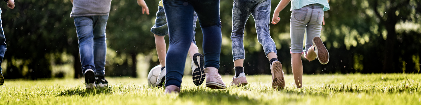 een paar kinderen die voetbal aan het spelen zijn