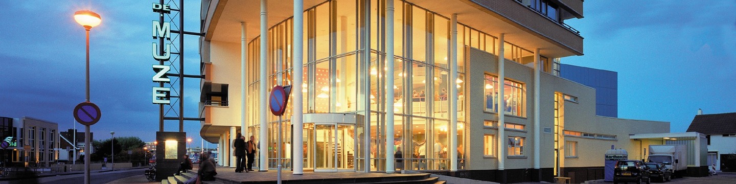 Foto van de buitenkant van het gebouw De Muze