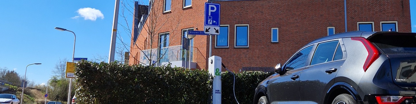 laadpunt in woonwijk met auto er aan