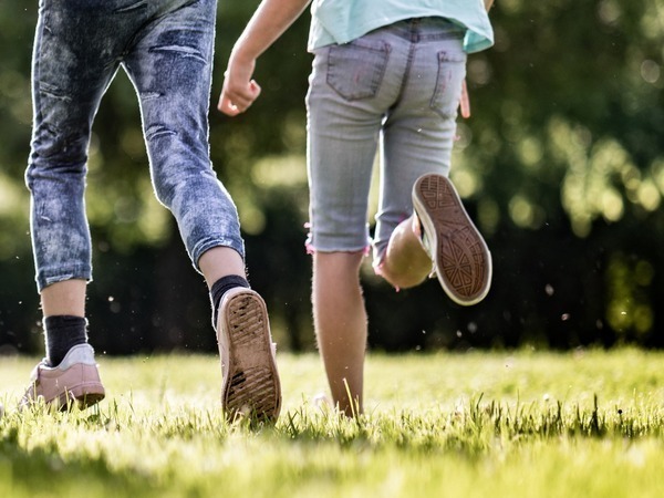 Rennende kinderen op een grasveld