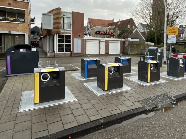 Afvalcontainers op plein in Noordwijk
